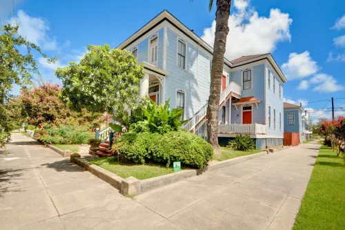 Beauty on Ball - Main 3 - King bed, Nearby restaurants and Beach!!