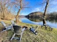 Waterfront, Luxury Panoramic View, Fast Wi-Fi, Private River Access Steps Away!