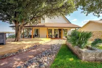 4BDRM Luxury Lakehouse  HotTub, Firepit & BoatDock