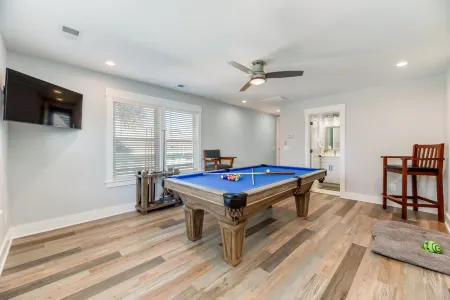 Dog friendly-perfect central location in OBX, few minutes walk from the beach