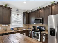 Pet friendly, beautiful mid island cottage only 3 miles from the beach!