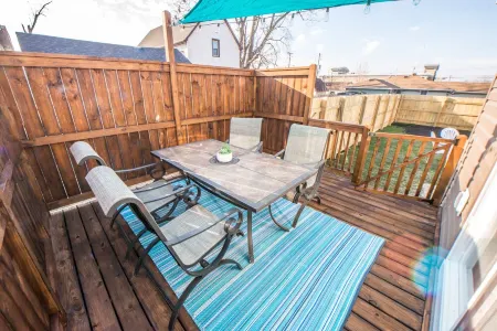 KING Master En-Suite- BRAND NEW Home- Buffalo's Best Kept Secret! Отели рядом с достопримечательностью «Cheektowaga Volunteer Firemen's Memorial Park»