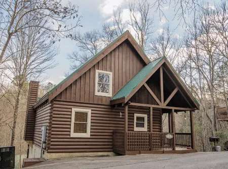 Cozy Cabin in Between Pigeon Forge and Gatlinburg