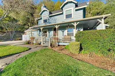 Healdsburg, sleeps 10, pool, hot tub, gardens, BBQ, Vineyard Views Sonoma - Cutrer Vineyards Inc附近的飯店