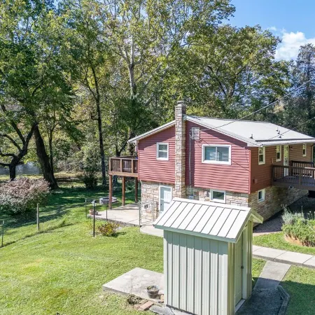 Comfy Creekside Getaway in Eagle Rock, VA on Craig Creek, near the James River Отели в г. Ботетот