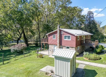 Comfy Creekside Getaway in Eagle Rock, VA on Craig Creek, near the James River Отели в г. Ботетот