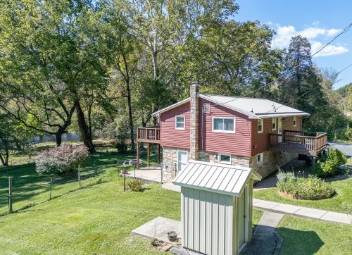 Comfy Creekside Getaway in Eagle Rock, VA on Craig Creek, near the James River Hotels in Botetourt County