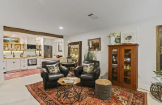 Elegant Studio, 5 Min Walk to Main Street’s Antique Shops & Restaurants!