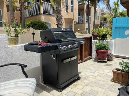 New studio 100 feet from the sand! Full kitchen, mellow vibe, eco-friendly Отели рядом с достопримечательностью «Ошен Дискавери Институт»