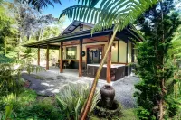 Volcano Tea House Cottage - Spa Bath, Hot Tub, and Fireplace with Japanese Decor