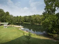3 acre Lake, Farm Animals Petting Zoo, Horses and Horseback Riding, Room to roam Hotels in Lincoln Township