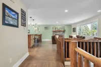 Relaxing home with hot tub - close to downtown
