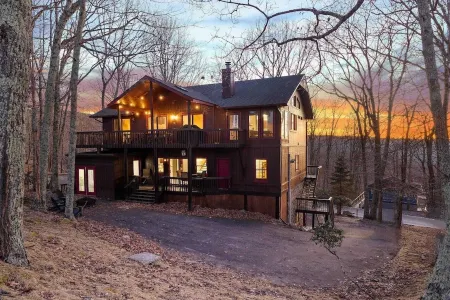 Private Mountain Home, 2miles To Ski, Hot Tub, Views, Fireplace, & Pet Friendly!