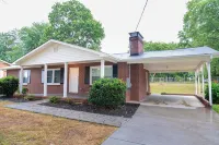 Charming 4bed/3bath with Pool Table -2King/3Queen Beds Hotels near Hanes Mall