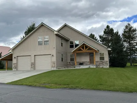 Luxury Island Park Cabin - 20 miles from Yellowstone Entrance