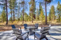 Luxury Sunriver Lodge, 3 King Suites, SHARC Passes, Hot Tub, EV, Sleeps 16!