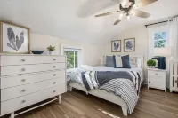 Lighthouse Cottage: 1 block from the beach, 2 blocks to downtown! Hotels near Stearns Park