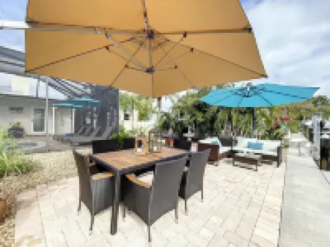 Cute canal front Cottage with dock & boat lift and pool ,short walk to the beach