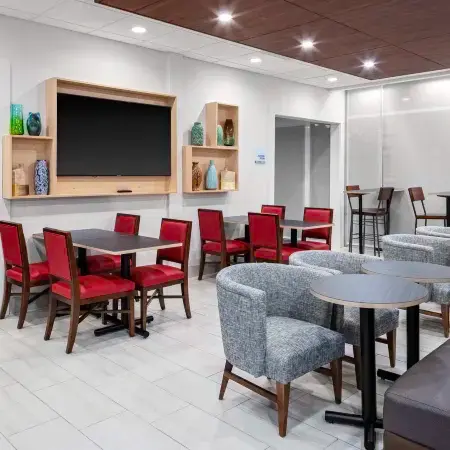 Holiday Inn Express & Suites WILMINGTON WEST - MEDICAL PARK by IHG