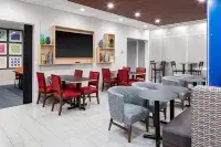 西威爾明頓醫療園區智選假日套房酒店 - 早餐