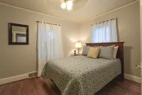 Cozy Cottage minutes to Downtown