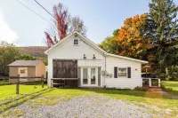 Victorian Charm meets Modern Luxury: Combined Houses with 6 Bedrooms, Sleeps 11 Hotels in Lexington