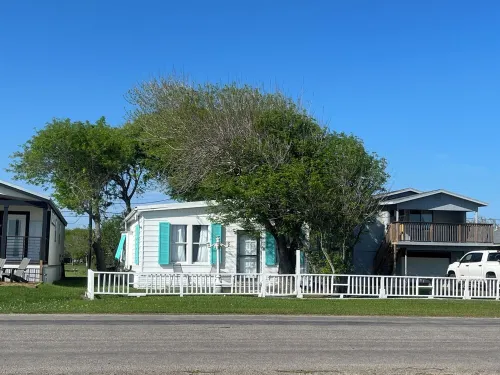 3-bedroom updated fishing cabin on the bay in Seadrift with WiFi & Central AC