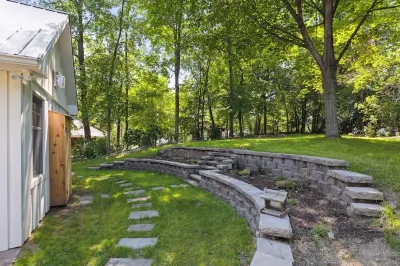 Cozy two-bedroom cottage - five minutes walk to Wayzata and Lake Minnetonka