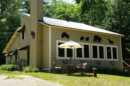 Cozy pet-friendly lakefront retreat in tranquil Bridgton.