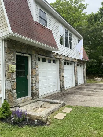 Spacious, Serene Guesthouse Close to RI Beaches, Uri & Southcounty Destinations!