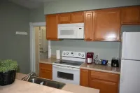 Lower flat steps from the lake and downtown