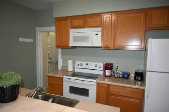 Lower flat steps from the lake and downtown