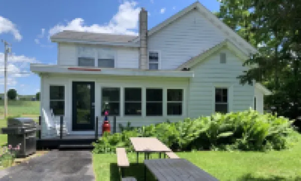 The Farmhouse - 2 ml from Colgate, king bed, family friendly, sleeps 10