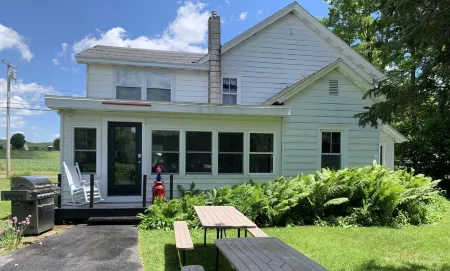 The Farmhouse - 2 ml from Colgate, king bed, family friendly, sleeps 10