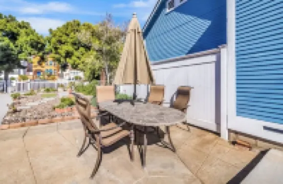 Cozy 2BR Bungalow by the beach, coffee, and dining. Walking Score 10/10