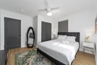 Chic and cozy home near the hospital: 3 comfy rooms, TVs, stylish amenities.