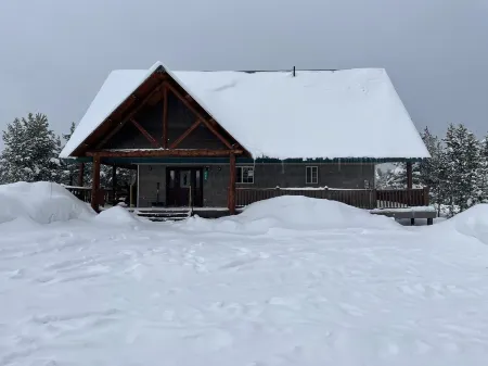 Moose Mountain Lodge Отели рядом с достопримечательностью «Pinecone Playhouse at Mack's Inn Resort»
