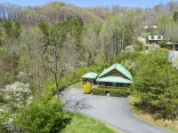 Cozy Cabin with Hot Tub; 5 miles to Harrahs Casino Hotels in Qualla
