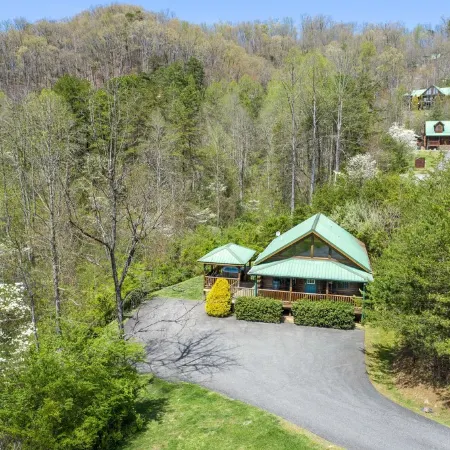 Cozy Cabin with Hot Tub; 5 miles to Harrahs Casino