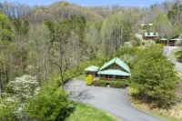 Cozy Cabin with Hot Tub; 5 miles to Harrahs Casino