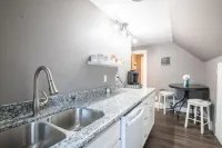 Lovely 2 Bedroom 1 block From the Town Square