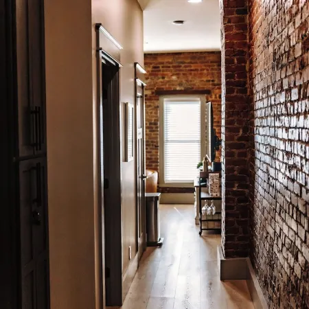 THE SEEKA SUITENEWLY RENOVATED! COZY & MODERN APARTMENT RIGHT ON COURT SQUARE!