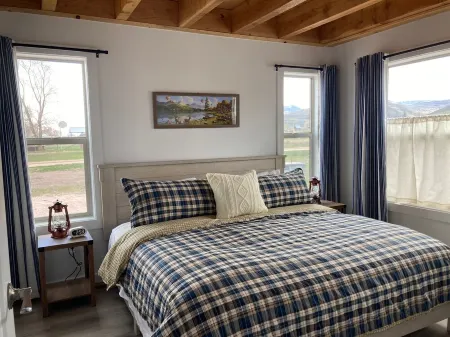 Cozy Cabin With a View of Bear Lake