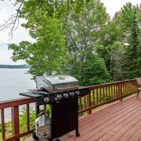 Bay-View. Waterfront Log cabin on the bay. Pet Friendly.