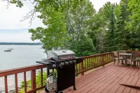 Bay-View. Waterfront Log cabin on the bay. Pet Friendly.