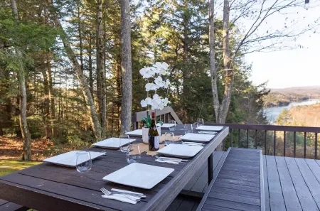 Jaw dropping mountain & lake views in this stylish mountain home…. Отели рядом с достопримечательностью «Bidwell House Museum»