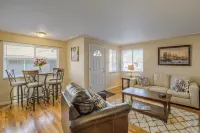 Beautiful home, easy access to everything! Hotels in Edgewater