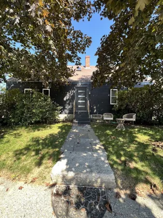 Funky Upstairs apartment - steps from local popular restaurant.