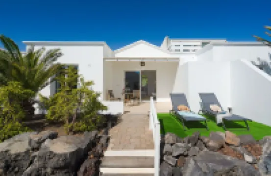 Luxurious A2 in a Small Complex with Communal Pool 100m from the Sea
