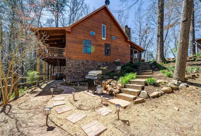 Peaceful Blue Ridge Mtn Cabin-Gated, WiFi, Hot Tub, Fire Pit, Game Room